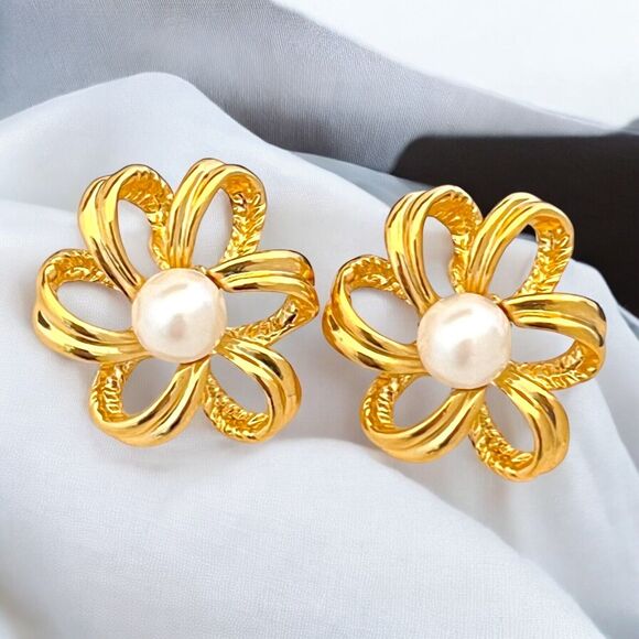 Vintage Marvella Pierced Earrings Gold Tone Simulated Pearl Classic Chic 9C - Picture 1 of 4